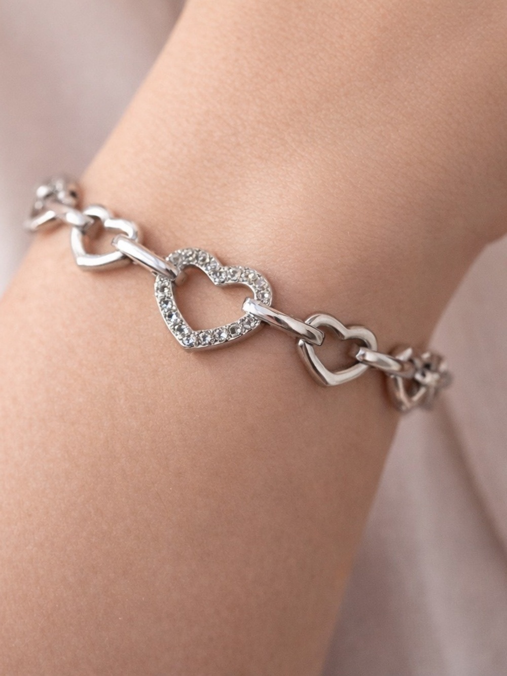 Avon Heart Bracelet Silvertone Rhinestones 7”